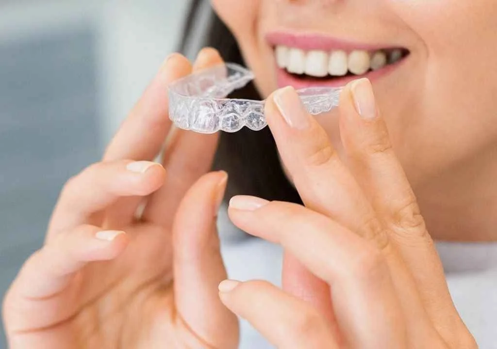 lady_holding_clear_aligners